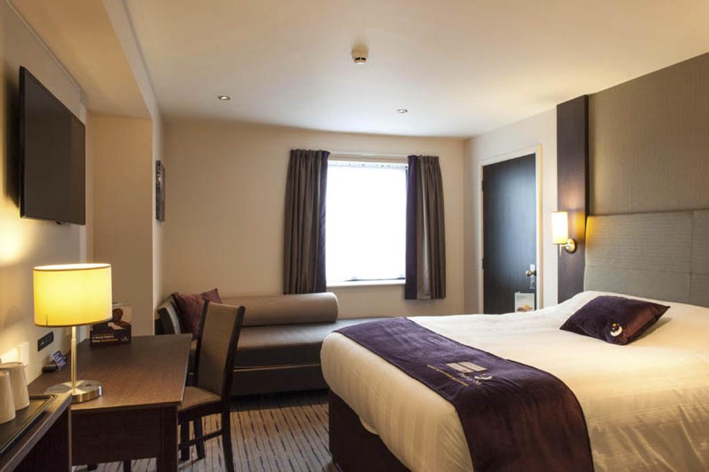 Premier Inn Falkirk - Larbert ภายนอก รูปภาพ
