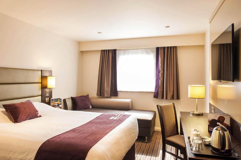 Premier Inn Falkirk - Larbert ภายนอก รูปภาพ