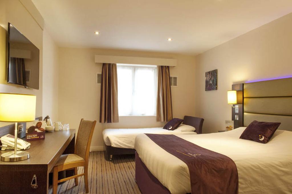 Premier Inn Falkirk - Larbert ภายนอก รูปภาพ