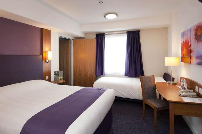 Premier Inn Falkirk - Larbert ภายนอก รูปภาพ